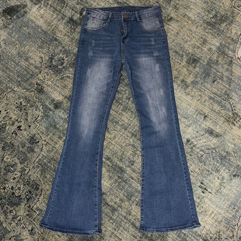NWB DISTRESSED FLARE JEANS